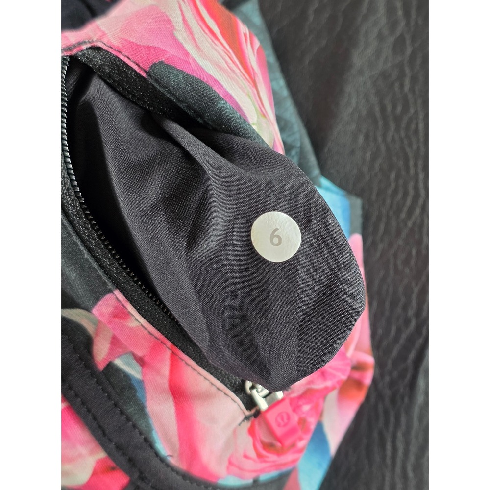 Lululemon Tracker Short V Secret Garden Floral Pink Black 4 Inch Inseam Size 6 - Picture 4 of 5